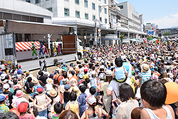 「人気ヒーローの登場」の画像