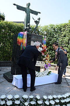 「平和像に白い菊の花輪を手向けました」の画像