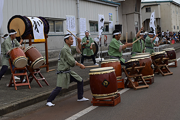 「体の芯まで響きわたる和太鼓の演奏でスタート」の画像