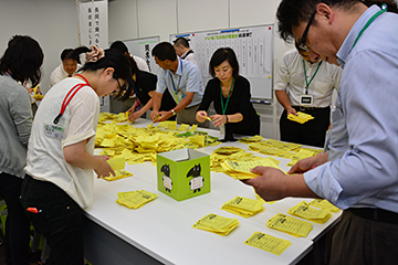 「投票総数6,925票の開票作業」の画像