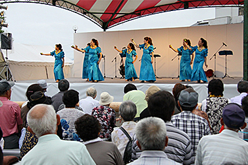 「フラダンスやよさこい踊りなどを披露」の画像