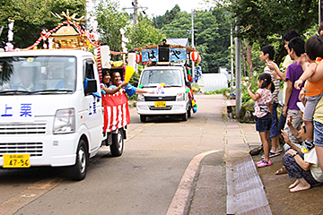 「各集落の趣向を凝らした山車が巡回」の画像