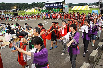 「子どもからお年寄りまで約600人が総踊り」の画像