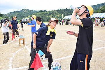 「ラムネの早飲みリレー」の画像