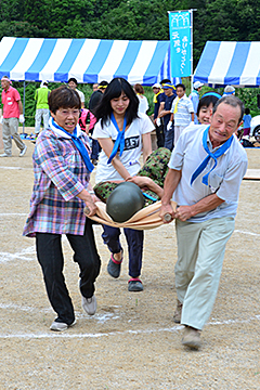 「毛布と棒で救助者を搬送するレース」の画像