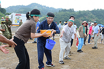 「バケツリレー」の画像