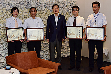 「清掃ボランティアに感謝状を贈呈」の画像