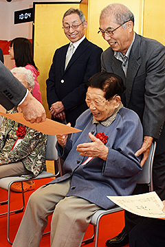 「森市長から一人ひとりにお祝い状が手渡されました」の画像