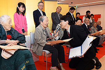 「会場からは温かい声援と拍手が送られました」の画像