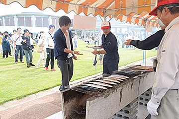 「焼きさんまには長蛇の列」の画像