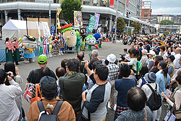 「市内のキャラクターなどによる行列行進」の画像