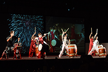 「市民団体の太鼓やダンスの演技披露」の画像