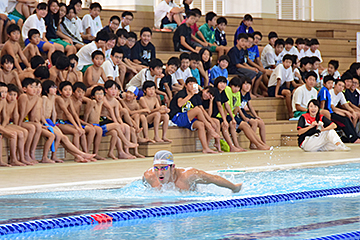 「メドレーリレーで模範泳法を披露」の画像