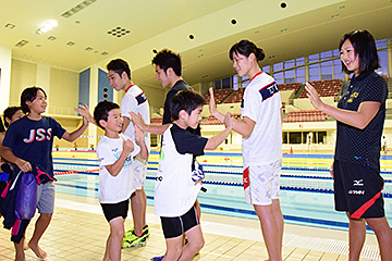 「選手たちとタッチしてお別れ」の画像