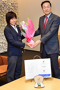「中野未夢選手が、凱旋報告に」の画像