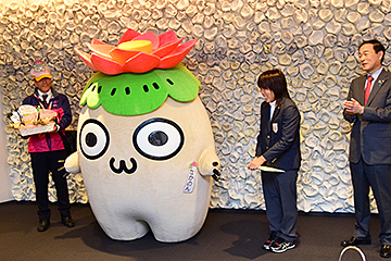 「「なかのん」がお祝いに駆け付けてくれました」の画像