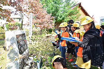 「柳原公園にある「柿川戦災殉難者地の碑」」の画像