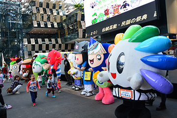 「子どもたちに大人気のマスコットキャラクター」の画像