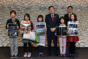 「森市長と記念写真」の画像
