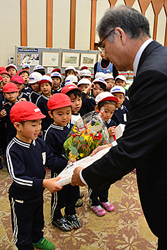 「加藤教育長から記念品が贈られました」の画像