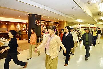 「効率の良い歩き方を何度か練習してまちなかへ出発」の画像