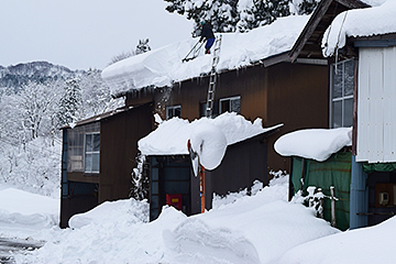「２回目の屋根の雪下ろしに汗を流す人も」の画像