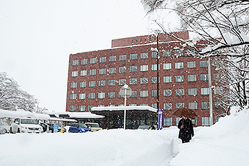「さいわいプラザ前では腰より高く積もった雪で辺り一面真っ白に」の画像