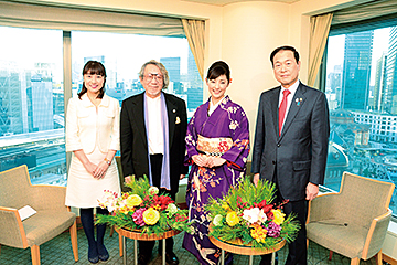 「映画作家の大林宣彦さんと女優の常盤貴子さん」の画像