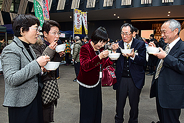 「ナカドマでは、新年を祝う食の振る舞いも」の画像