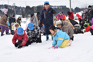 「雪の中の宝探し」の画像