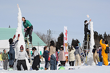 「昼のメーンイベント雪積み合戦」の画像