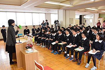 「子どもたちはメモを取りながら真剣に聴いていました」の画像