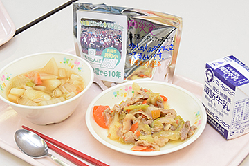 「講演会の後は、児童と一緒に給食の時間」の画像