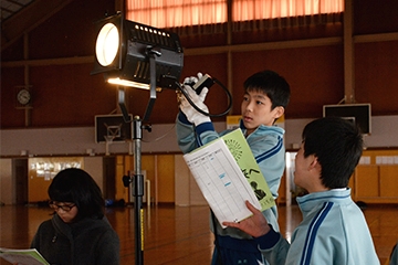 「脚本や衣装などは全て生徒たちの手作り」の画像