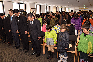 「地域住民が黙とうをささげました」の画像