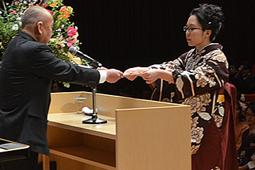 「自信に満ちた引き締まった表情に」の画像
