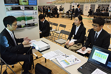 「各ブースでは質問が飛び交っていました」の画像