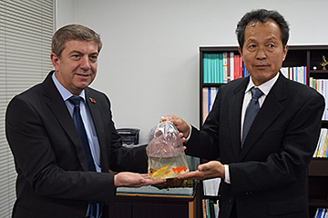「アルバニア共和国のディダ ブヤル大使」の画像
