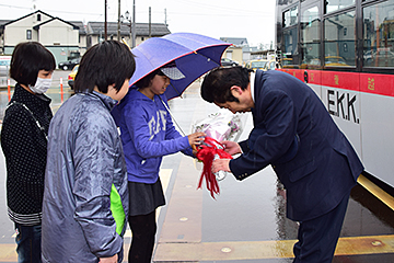 「子どもたちが花束を手渡しました」の画像