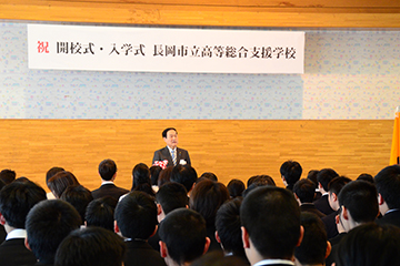 「開校式での森市長のあいさつ」の画像