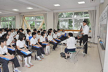 「平成23年に南中学校で平和をテーマに講演したホーキンスさん」の画像