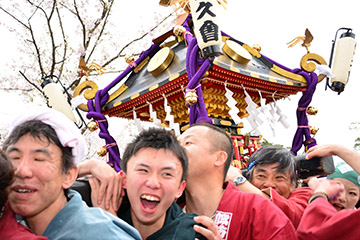 「勇壮な神輿渡御」の画像