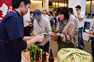 「各ブース前は大勢の人であふれていました」の画像