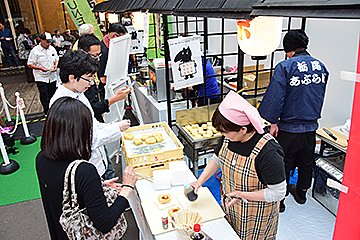 「参加者は長岡産のおつまみを味わいながら、地酒の飲み比べを楽しんでいました」の画像