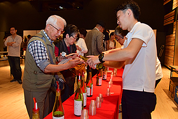 「清酒品評会に出品されたお酒の試飲コーナー」の画像
