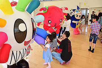 「マスコットキャラクターもお祝いに駆け付けました」の画像
