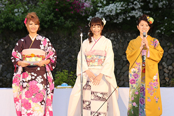 「成人を迎える地元女性３人」の画像