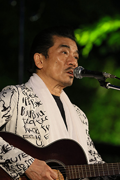 「宇崎竜童さんがギターを片手に登場」の画像