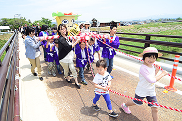 「「なかのん」のみこしを先頭に、みんなで渡り初め」の画像