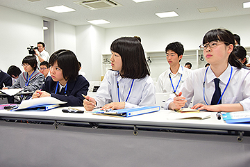 「あっという間に金子さんを見据え真剣な表情に」の画像